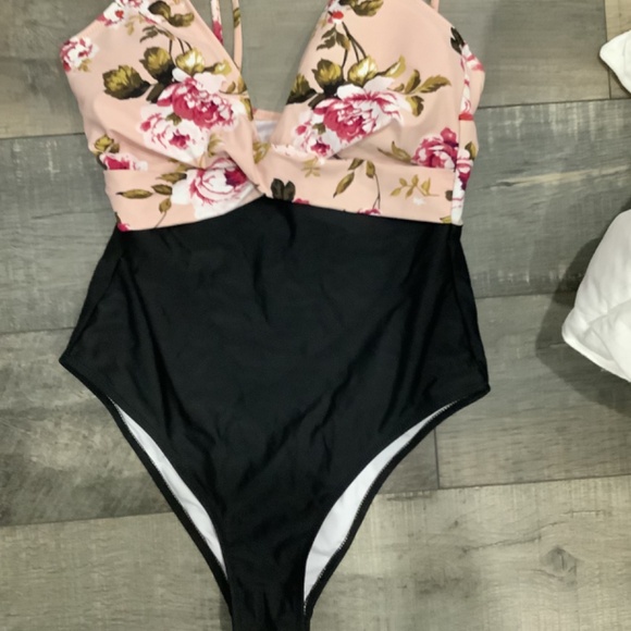 Cupshe bathing suit, size medium - Picture 2 of 8